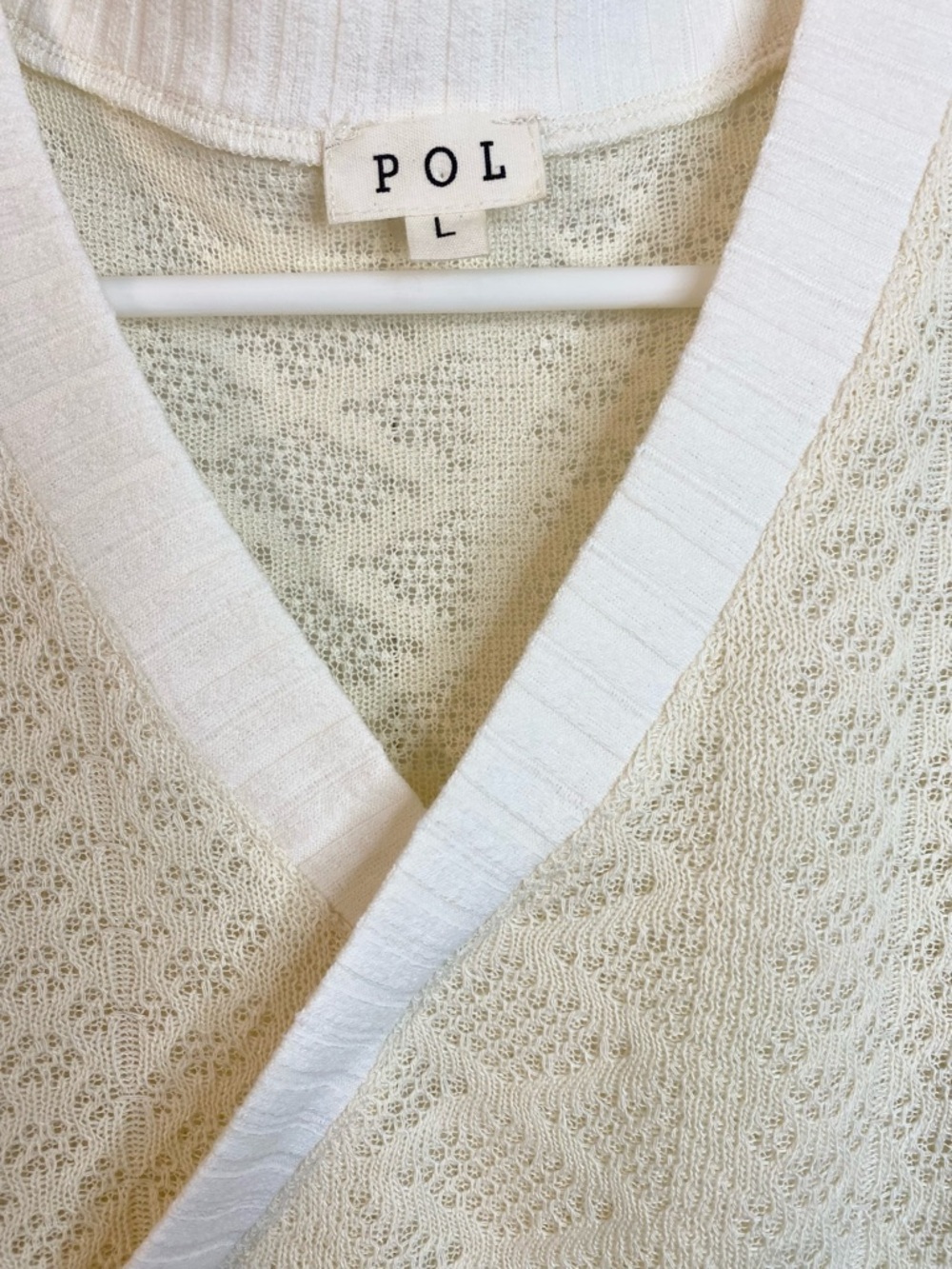 POL Two-Tone Cream V-Neck Knit Sweater (Size L, Ptp 17') - Picture 4 of 5